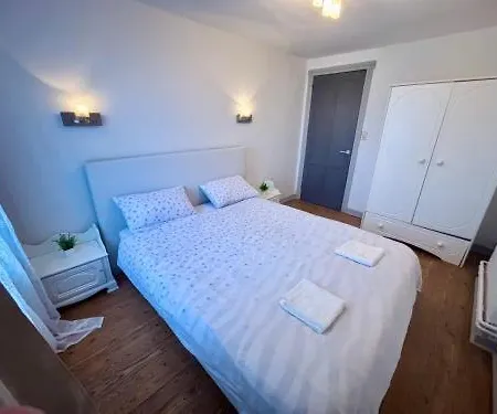 Maison 8 Personnes à - 4 Avec Terrasse Et Parking - 12 Min Tournai&12 Min Saint- Amand-les-eaux Hébergement de vacances *